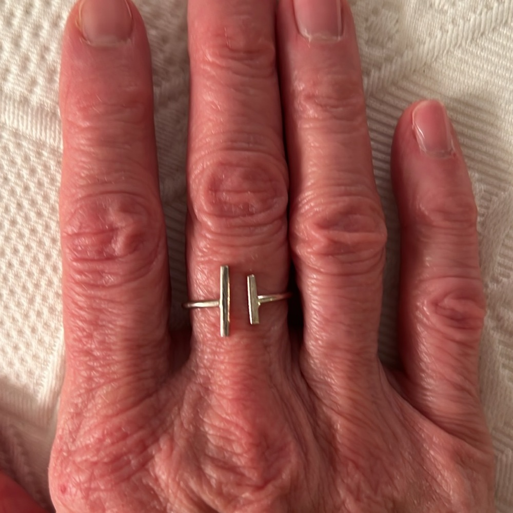 “MINIMALIST” STERLING SILVER RING - Picture 2 of 3
